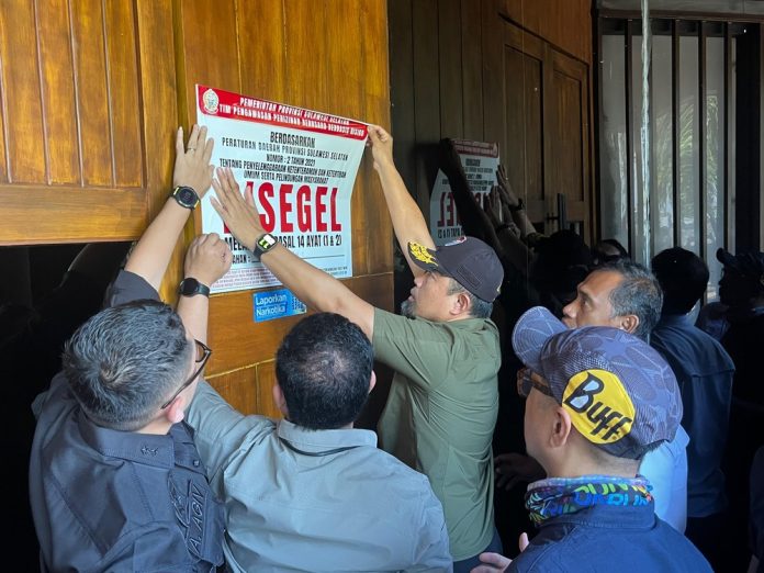 1747445290 FOTO: Petugas Polisi Pamong Praja atau Satpol-PP saat menyegel salah satu THM di Makassar. (Properti Humas Pemprov Sulsel)