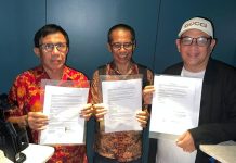 Punya Anggota 30.000 di Seluruh Indonesia, PWI Sepakat Mengakhiri Konflik Internal Soal Kepemimpinan FOTO: Ketua Umum PWI hasil Kongres Bandung, Hendry Ch Bangun (kiri) dan Ketua Umum PWI hasil KLB Zulmansyah Sekedang (kanan) serta anggota Dewan Pers Dahlan Dahi berfoto bersama sesuai penandatanganan Kesepakatan Jakarta, Jumat (16/5/2025) tengah malam, di Jakarta. (Dok. Istimewa)