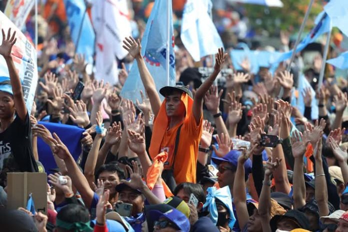 FB_IMG_1746103764743 FOTO: Dihadiri Presiden Prabowo Subianto, Para buruh saat menghadiri peringatan Hari Buruh Internasional atau May Day 2025 di kawasan Monumen Nasional (Monas), Jakarta Pusat. Kamis (1/5). (Properti via akun facebook Prabowo Subianto)
