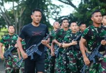 Prajurit Brigif 3 Kostrad Gelar Lari Gembira untuk Jaga Fisik Prima FOTO: Ws. Danbrigif 3/TBS Kolonel Inf Ari Widyo Prasetyo, S.Sos yang turut serta dalam kegiatan menjaga kebugaran dan kesiapan fisik, Prajurit Brigif 3/TBS Kostrad melaksanakan kegiatan lari gembira di Kesatrian Kariango, Maros, Sulawesi Selatan, pada Rabu (30/04/2025). (Properti Brigif 3/TBS Kostrad )