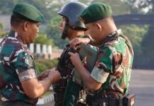 Selamat Datang Prajurit Muda, Prajurit Petarung Kulit Baja Badak Ceta Cakti FOTO: Komandan Kompi Markas (Dankima) Kapten Kav Sugoto, S.Pd. (Kiri) saat memimpin upacara tradisi korps pembukaan Masa Orientasi bagi para Bintara Remaja baru Tahun 2025 di Markas Yonkav 1 Kostrad, Cijantung, Pasar Rebo, Jakarta Timur, Rabu pagi (30/4/2025).