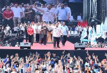 Candaan Presiden di May Day ke Panglima TNI dan Kapolri, Prabowo: Wah Alamat Ngak Diganti Ganti Nih FOTO: Presiden Prabowo Subianto sempat menyinggung dua petinggi TNI Polri di peringatan Hari Buruh Internasional atau May Day 2025 di kawasan Monumen Nasional (Monas), Jakarta Pusat pada Kamis (1/5).