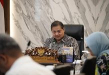 Menko Perekonomian Gelar Rakortas Jelang Perjanjian Kemitraan Ekonomi Komprehensif Indonesia Uni Eropa FOTO: Menteri Koordinator (Menko) Bidang Perekonomian Airlangga Hartarto memimpin Rapat Koordinasi Terbatas (Rakortas) terkait perkembangan Perjanjian Kemitraan Ekonomi Komprehensif Indonesia–Uni Eropa (IEU-CEPA) di Kantor Kemenko Perekonomian, Jakarta Pusat pada Jumat (2/5). (Properti via Facebook)
