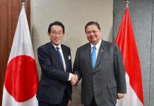 Utusan Khusus Perdana Menteri Jepang Temui Menko Perekonomian, ini Yang Dibahas FOTO: Menteri Koordinator (Menko) Bidang Perekonomian Airlangga Hartarto menerima kedatangan Fumio Kishida yang merupakan utusan Khusus Perdana Menteri Jepang. (Properti via Facebook Airlangga Hartarto)