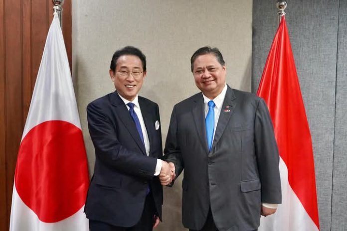 FB_IMG_1746467473277 FOTO: Menteri Koordinator (Menko) Bidang Perekonomian Airlangga Hartarto menerima kedatangan Fumio Kishida yang merupakan utusan Khusus Perdana Menteri Jepang. (Properti via Facebook Airlangga Hartarto)