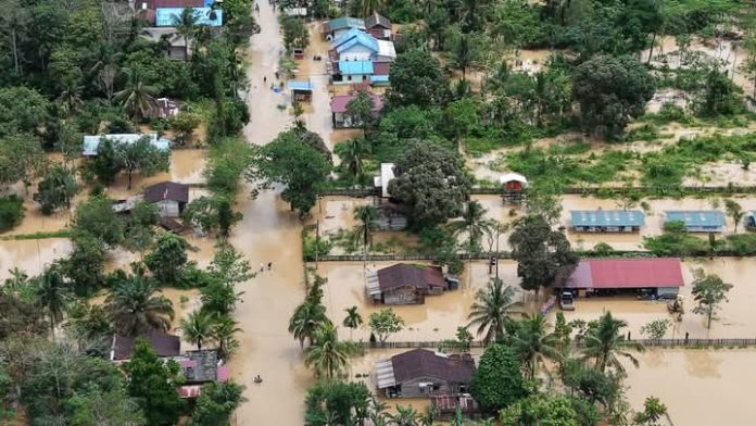 FB_IMG_1747118562398 FOTO: Hujan dengan intensitas yang tinggi menyebabkan meluapnya sungai di Kabupaten Madiun, Provinsi Jawa Timur, Minggu (11/5) pukul 20.00 WIB. (Properti BNPB)