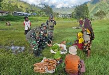 Aksi Humanis Prajurit TNI AL Borong Hasil Masyarakat di Pedalaman Papua FOTO: Aktivitas Satgas Pamtas RI–PNG Mobile Yonif 1 Marinir di Kampung Kokamu, Kabupaten Yahukimo, Papua. Sabtu (10/5). (Properti Puspen TNI)