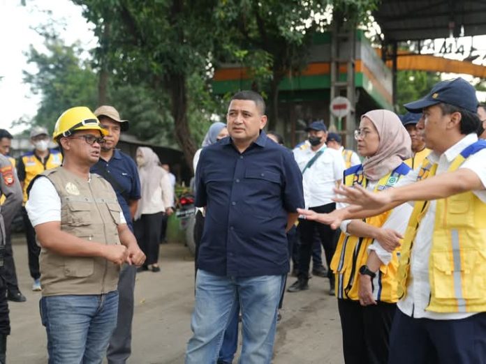 FOTO: Didampingi Kepala Dinas Lingkungan Hidup, Wali Kota Makassar Munafri Arifuddin bersama pejabat Kementerian PU mengunjungi kawasan pembuangan akhir sampah (TPA) Tamangapa. (Properti Humas Pemkot Makassar)