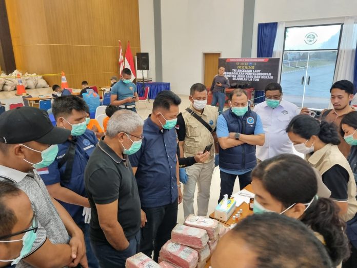 FOTO: TNI AL dan BNN melakukan timbang ulang penyelundupan narkoba. (Properti Penerangan TNI AL)