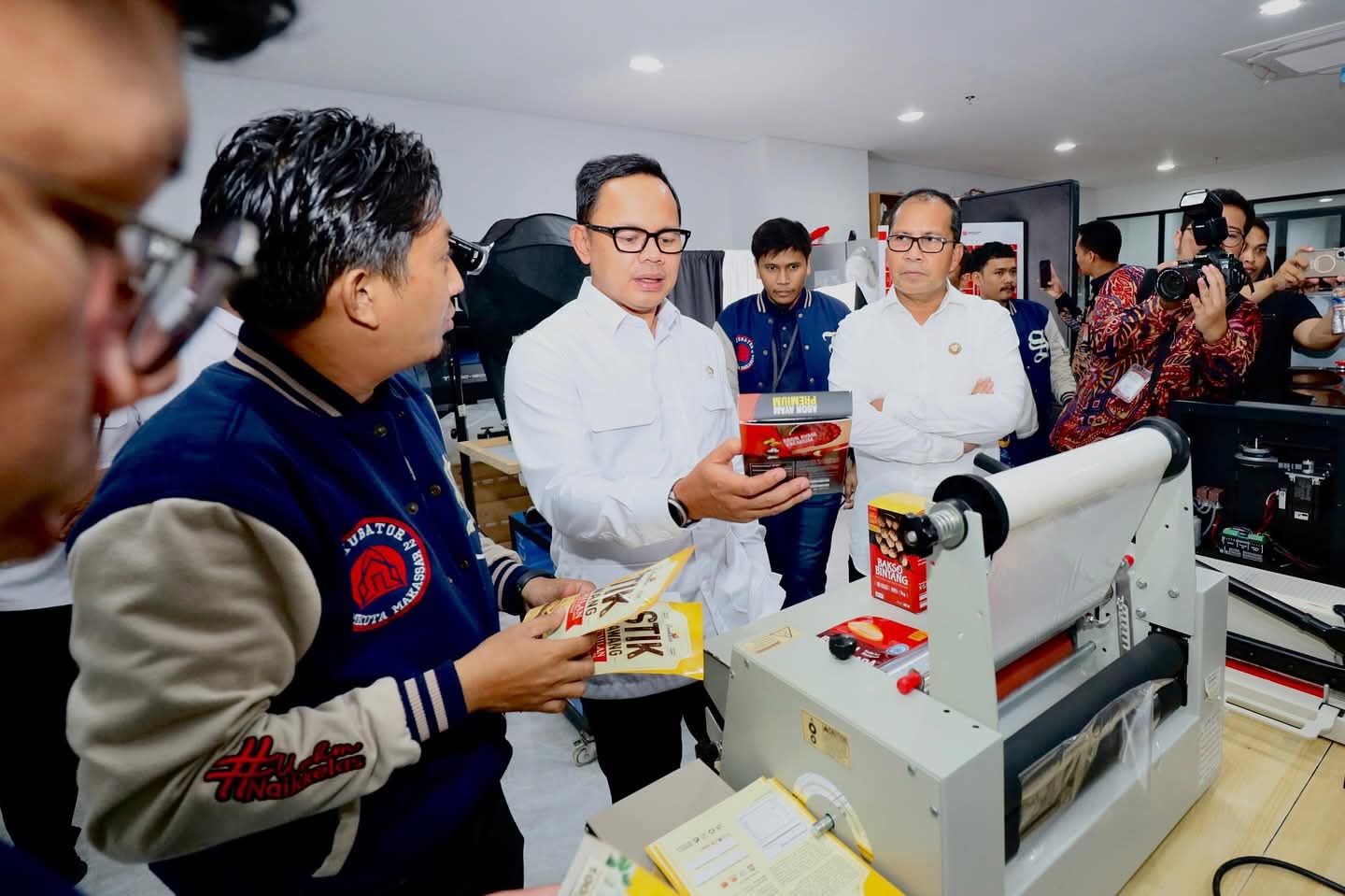 FOTO: Danny Pomanto saat mendampingi Wakil Menteri Dalam Negeri Bima Arya meninjau Makassar Government Center (MGC) di Jalan Slamet Riyadi Makassar. Jumat (17/1/2025)