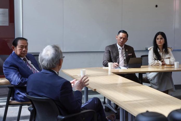 FOTO: Professor Chu, Susilo Bambang Yudhoyono, Agus Harimurti Yudhoyono dan Anisa Pohan saat bertemu di Amerika Serikat. (Properti via Facebook AHY)