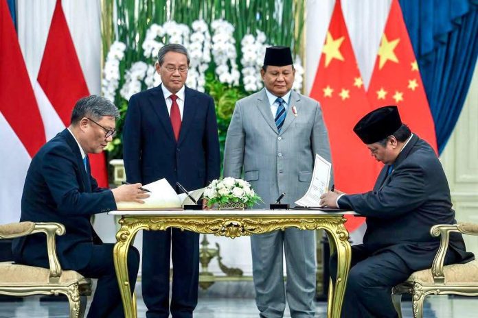 FB_IMG_1748175458156 FOTO: Presiden Prabowo Subianto dan Perdana Menteri Republik Rakyat Tiongkok (RRT), Li Qiang saat menyaksikan penandatanganan MoU antara Menko Perekonomian Airlangga Hartarto dengan Kementerian Perdagangan RRT di Istana Merdeka, Jakarta. Minggu (25/5/2025). (Properti via Facebook Airlangga Hartarto)