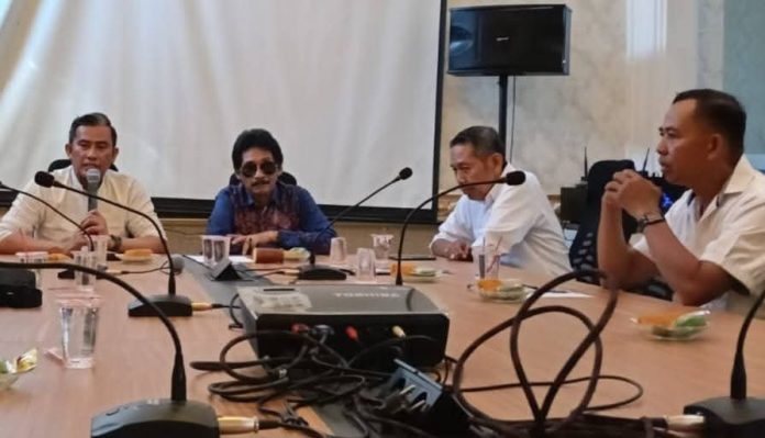FOTO: Ketua PWI Sulawesi Selatan (Sulsel), Agus Salim, S.Sos dan Dewan Penasehat Andi Pasamangi Wawo saat menghadiri rapat pleno di gedung PWI Sulsel di Jl. Maccini Sawah No.16-10, Maccini, Kecamatan Makassar, Kota Makassar, Senin, (26/5).