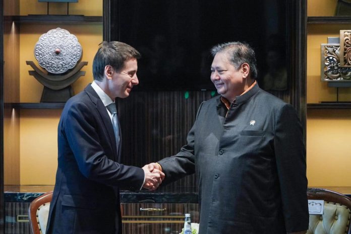 FOTO: Menteri Koordinator (Menko) Bidang Perekonomian Airlangga Hartarto menggelar pertemuan dengan bilateral dengan Member Of The Board – Minister in Charge of Trade of the Eurasian Economic Commission (EEC), Andrey Slepnev, di Jakarta. (Properti via Facebook Airlangga Hartarto)
