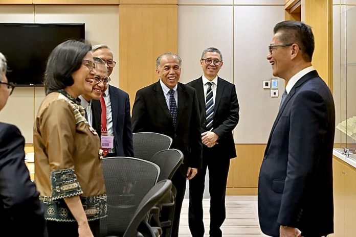 FOTO: Menteri Keuangan (Menkeu) Sri Mulyani Indrawati menemui H.E. Paul Chan Mo-po, Sekretaris Keuangan Pemerintah Wilayah Administratif Khusus Hong Kong. (Properti via Facebook Sri Mulyani)