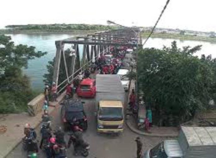 IMG-20250501-WA0105 FOTO: Jembatan Barombong di Kecamatan Tamalate, Kota Makassar suasana padat lalu lintas di jam kerja dan pulang kantor. (Sumber Kominfo Makassar via media sosial X)