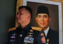 Putra Try Sutrisno Kembali Jabat Pangkogabwilhan I, Sebelumnya Sempat Dimutasi sebagai Staf Khusus KSAD FOTO: Letjen TNI Kunto Arief Wibowo berlatar belakang foto mantan wakil presiden Try Sutrisno