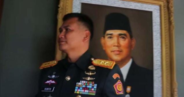 IMG-20250503-WA0004 FOTO: Letjen TNI Kunto Arief Wibowo berlatar belakang foto mantan wakil presiden Try Sutrisno
