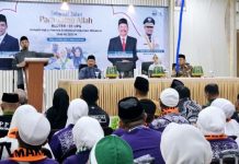 Lepas Kloter Pertama Embarkasi Makassar, Gubernur Sulsel Beri Kontak WhatsApp Pribadinya ke Jemaah Haji FOTO: Gubernur dan Kakanwil Kemenag Sulsel saat melepas kloter pertama jemaah haji embarkasi Makassar di aula Mina Asrama Haji Sudiang Makassar. (Properti Kakanwil Kemenag Sulsel)