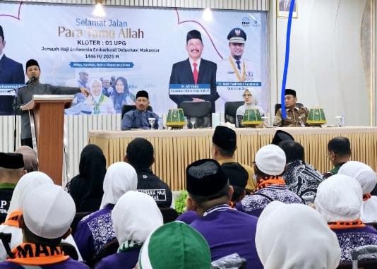 Lepas Kloter Pertama Embarkasi Makassar, Gubernur Sulsel Beri Kontak WhatsApp Pribadinya ke Jemaah Haji FOTO: Gubernur dan Kakanwil Kemenag Sulsel saat melepas kloter pertama jemaah haji embarkasi Makassar di aula Mina Asrama Haji Sudiang Makassar. (Properti Kakanwil Kemenag Sulsel)