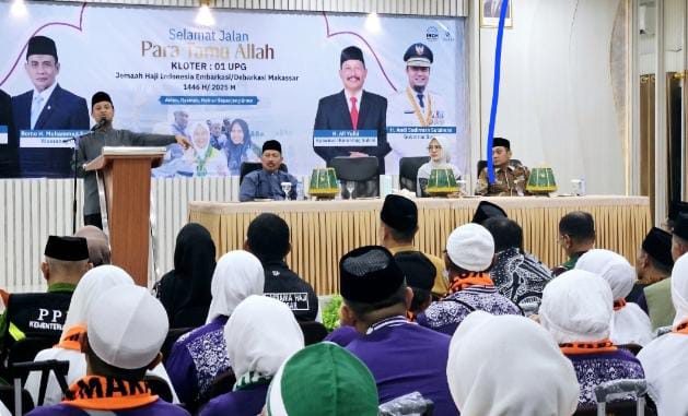 IMG-20250503-WA0194 FOTO: Gubernur dan Kakanwil Kemenag Sulsel saat melepas kloter pertama jemaah haji embarkasi Makassar di aula Mina Asrama Haji Sudiang Makassar. (Properti Kakanwil Kemenag Sulsel)