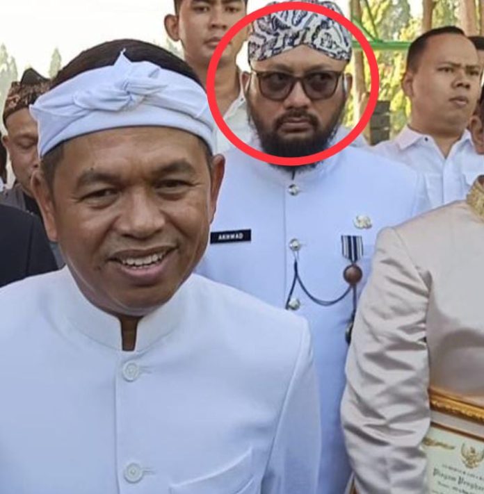 IMG-20250503-WA0231 FOTO: Hasil tangkap layar Gubernur Jawa Barat Dedi Mulyadi dengan seorang pria berkumis dan brewok tebal (lingkar merah) yang oleh netizen disebut sebut adalah guru spiritual KDM.