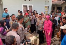 Kapolres Gowa dan Ketua Bhayangkari Cabang Gowa Lakukan Peletakan Batu Pertama Bedah Rumah Di Bajeng Barat Kapolres Gowa AKBP Muh. Aldi Sulaiman dan Ibu Ketua Bhayangkari Cabang Gowa saat melakukan peletakan batu pertama bedah rumah sinergitas kamtibmas di Desa Bori' Matangkasa Kecamatan Bajeng Barat Kabupaten Gowa. Minggu (4/5)