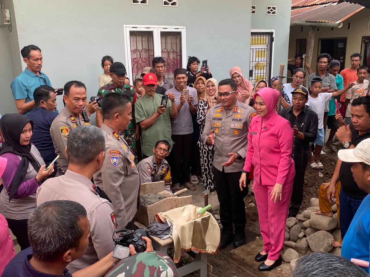 Kapolres Gowa AKBP Muh. Aldi Sulaiman dan Ibu Ketua Bhayangkari Cabang Gowa saat melakukan peletakan batu pertama bedah rumah sinergitas kamtibmas di Desa Bori' Matangkasa Kecamatan Bajeng Barat Kabupaten Gowa. Minggu (4/5)