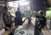 Operasi Pekat Lipu 2025 Polsek Pallangga Amankan Ratusan Liter Ballo Kapolsek Pallangga AKP Muh. Ali, SH., MM bersama Kanit Reskrim Polsek Pallangga IPDA Syamsuar, SH saat mengamankan dan menyita minuman keras jenis ballo di rumah salah satu warga di Desa Taeng Kecamatan Pallangga Kabupaten Gowa. Selasa 6/5