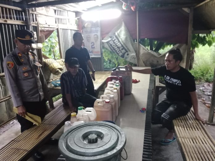 IMG-20250506-WA0074 Kapolsek Pallangga AKP Muh. Ali, SH., MM bersama Kanit Reskrim Polsek Pallangga IPDA Syamsuar, SH saat mengamankan dan menyita minuman keras jenis ballo di rumah salah satu warga di Desa Taeng Kecamatan Pallangga Kabupaten Gowa. Selasa 6/5