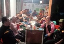 Lurah Tamangapa Apresiasi FKPM Gabung di Posko “Mattabe” FOTO: Lurah didampingi Babinkamtibmas Tamangapa Aiptu Muslimin Dg Naba di depan anggota FKPM dan tim KSB yang anggotanya terdiri dari para, Pj RT dan RW se Kelurahan Tamangapa