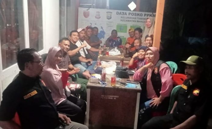 IMG-20250508-WA0014 FOTO: Lurah didampingi Babinkamtibmas Tamangapa Aiptu Muslimin Dg Naba di depan anggota FKPM dan tim KSB yang anggotanya terdiri dari para, Pj RT dan RW se Kelurahan Tamangapa