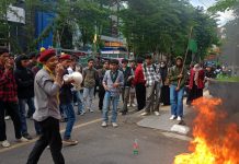 Geruduk Balaikota dan DPRD, HMI MPO-PMKRI Makassar: Prioritaskan Masalah Fundamental dari Pada Program Populis FOTO: Himpunan Mahasiswa Islam-Majelis Penyelamat Organisasi (HMI MPO) dan Perhimpunan Mahasiswa Katolik Republik Indonesia (PMKRI) cabang Makassar menggelar aksi unjuk rasa di kantor Balaikota di Jl. Ahmad Yani, Kamis (8/5).