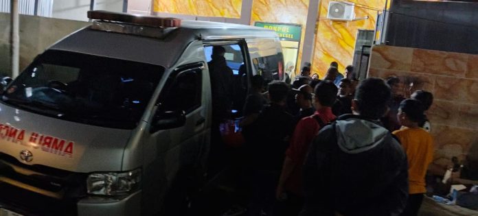 IMG-20250509-WA0027 FOTO: Jenazah drg. Ismawan Hajwan saat hendak dikirim ke Bonelemo, Kecamatan Bajo Bara, Kabupaten Luwu, dari RS Bhayangkara Makassar. (Sumber BPW KKLR Sulsel)