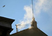 Kapel Sistina Keluarkan Asap Putih, Robert Francis Prevost Jadi Paus Leo XIV FOTO: Asap putih yang keluar dari cerobong Kapel Sistina, Vatikan, menandakan terpilihnya paus baru setelah konklaf, Kamis (8/5/2025).(AFP/ALBERTO PIZZOLI)