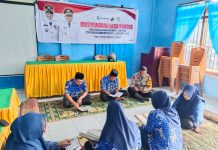 Bhabinkamtibmas Desa Taeng Lakukan Jumat Ibadah Dengan Tadarus Alquran Bersama Pemdes Bhabinkamtibmas Desa Taeng Bripka Tamrin bersama Sekretaris Desa Muh. Kasim serta staf desa melakukan tadarus Alquran dalam kegiatan jumat ibadah di Aula Kantor Desa Taeng, Jumat (9/5)