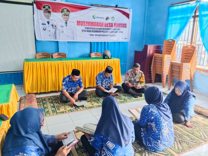 IMG-20250509-WA0043 Bhabinkamtibmas Desa Taeng Bripka Tamrin bersama Sekretaris Desa Muh. Kasim serta staf desa melakukan tadarus Alquran dalam kegiatan jumat ibadah di Aula Kantor Desa Taeng, Jumat (9/5)