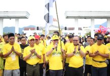 Taufan Pawe Lepas Ribuan Peserta Jalan Santai Partai Golkar, Hadir Kader se Luwu Raya FOTO: Ketua DPD Partai Golkar Sulawesi Selatan (Sulsel) Taufan Pawe melepas ribuan peserta Jalan Sehat di Lapangan Pancasila Kota Palopo, Sabtu 10 Mei 2025 kemarin.