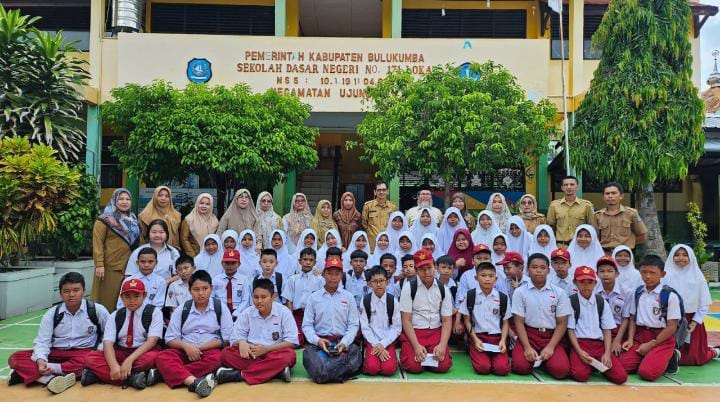 FOTO: Guru dan murid kelas VI SDN 171 Loka, Kabupaten Bulukumba, berfoto di halaman sekolah, Selasa 11 Juni 2024. (Sumarni properti via bicarabaik.id)