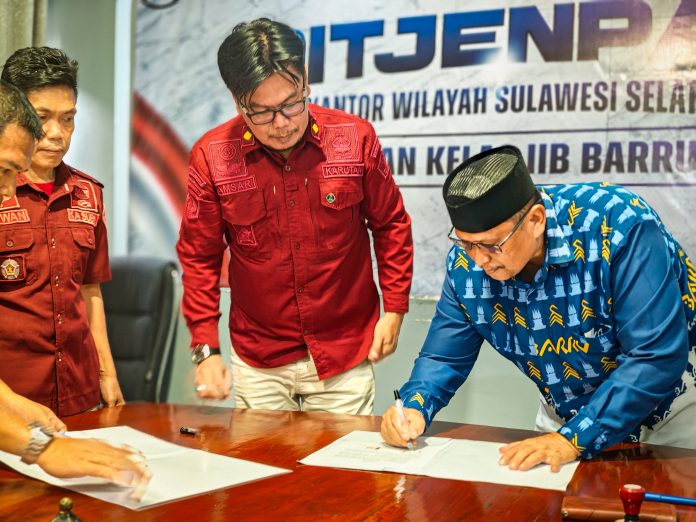 IMG-20250515-WA0207 FOTO: Rumah Tahanan Negara Kelas IIB Barru menjalin kerja sama dengan PKBM Mattirowalie Kabupaten Barru dalam rangka memberikan akses pendidikan bagi warga binaan. Penandatanganan nota kesepahaman berlangsung di Ruang Pertemuan Rutan Barru, Kamis (15/05) dan dihadiri oleh jajaran PKBM serta staf pelayanan tahanan.