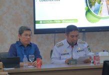 Unhas dan Pemkab Maros Diskusi Keberlanjutan Tata Kelola Rammang-Rammang FOTO: Kiri Dr. Sawedi Muhammad, M.Sc.,Tim peneliti Fakultas Ilmu Sosial dan Ilmu Politik Universitas Hasanuddin dan Bupati Maros, H.A.S. Chaidir Syam, S.IP., M.H.,