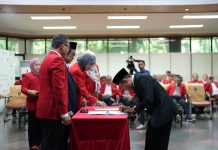 Pelantikan Pejabat di Lingkup Unhas, Rektor: Gerak Maju Menuju Kampus Unggul dan Berdampak FOTO: Rektor Unhas, Prof. Dr. Ir. Jamaluddin Jompa, M.Sc., menyerahkan Surat Keputusan Jabatan Profesor serta Penerimaan kembali Dosen Lulusan Program Doktor S3 Dalam Lingkup Universitas Hasanuddin. Kegiatan berlangsung pukul 14.30 Wita di Lantai Dasar Gedung Rektorat, Kampus Unhas Tamalanrea, Makassar, Kamis (15/05).