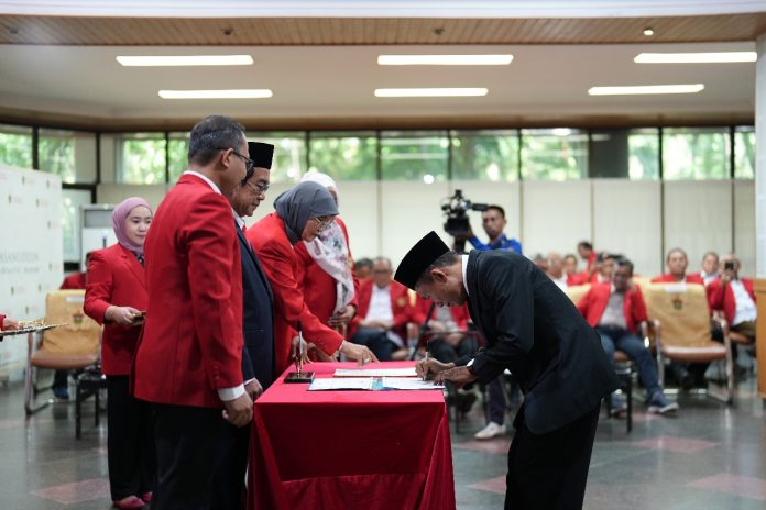 FOTO: Rektor Unhas, Prof. Dr. Ir. Jamaluddin Jompa, M.Sc., menyerahkan Surat Keputusan Jabatan Profesor serta Penerimaan kembali Dosen Lulusan Program Doktor S3 Dalam Lingkup Universitas Hasanuddin. Kegiatan berlangsung pukul 14.30 Wita di Lantai Dasar Gedung Rektorat, Kampus Unhas Tamalanrea, Makassar, Kamis (15/05).