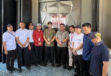 THM Exodus Disegel, KAPAK 21 Apresiasi Gubernur Sulsel dan Jajarannya FOTO: Kepala DPMPTSP dan Kasat Pol PP Pemprov Sulsel usai menyegel THM Exodus di Jl. Perintis Kemerdekaan Kecamatan Tamalanrea Kota Makassar. Jumat (16/5)
