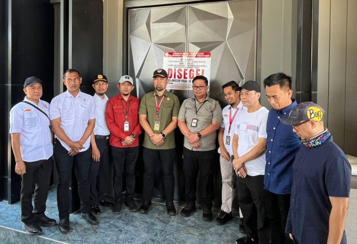 FOTO: Kepala DPMPTSP dan Kasat Pol PP Pemprov Sulsel usai menyegel THM Exodus di Jl. Perintis Kemerdekaan Kecamatan Tamalanrea Kota Makassar. Jumat (16/5)