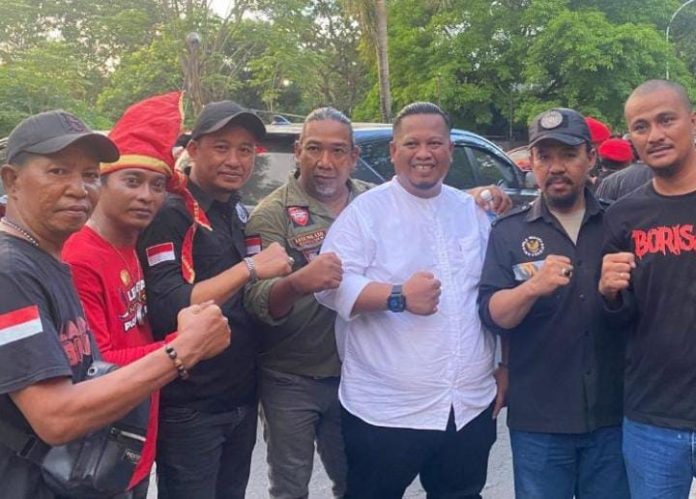 IMG-20250517-WA0187 FOTO: Muhammad Mukram (Baju Putih) Ketua Laskar Garuda Indonesia Bersatu bersama pimpinan ormas di Sulawesi Selatan. (Istimewa)