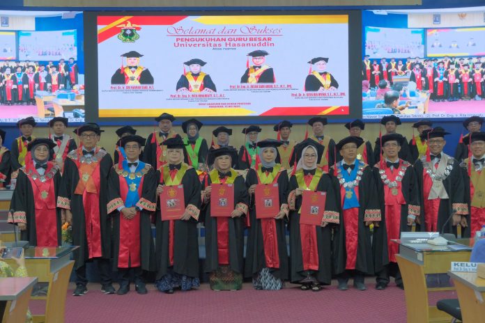 IMG-20250517-WA0202 FOTO: Empat Guru Besar dari Fakultas Teknik Universitas Hasanuddin yang dikukuhkan dalam Rapat Paripurna Senat Akademik pada Kamis (15/5/2025)