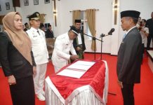 Pegawai DLH ini Kerap Jadi Tukang Sapu Jalanan, Bupati Bone Beri Jabatan Lurah ke Arifin FOTO: Paling Kiri saat Arifin, S.Sos., M.Si. menandatangani sumpah jabatannya sebagai Lurah Bukaka. (Properti Humas Pemkab Bone)