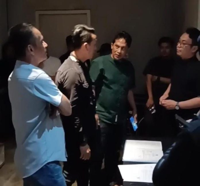 FOTO: Kiri Ketua KAPAK 21, Andi Rahman Saleh dan Ketua Umum BMI Muhammad Zulkifli (Baju hijau) saat berbincang dengan pengelolaan THM Exodus. (Istimewa)