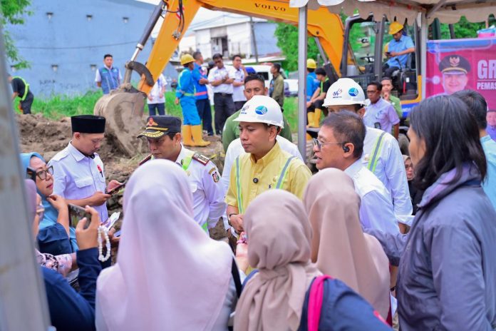 FOTO: Ketua Komisi B, H Ismail, Turut hadir pada acara groundbreaking pemasangan jaringan pipa distribusi utama di Jl Sultan Alauddin, samping kanal Pasar Pabbaeng-baeng, Kota Makassar, Rabu (19/3/2025). (Istimewa)